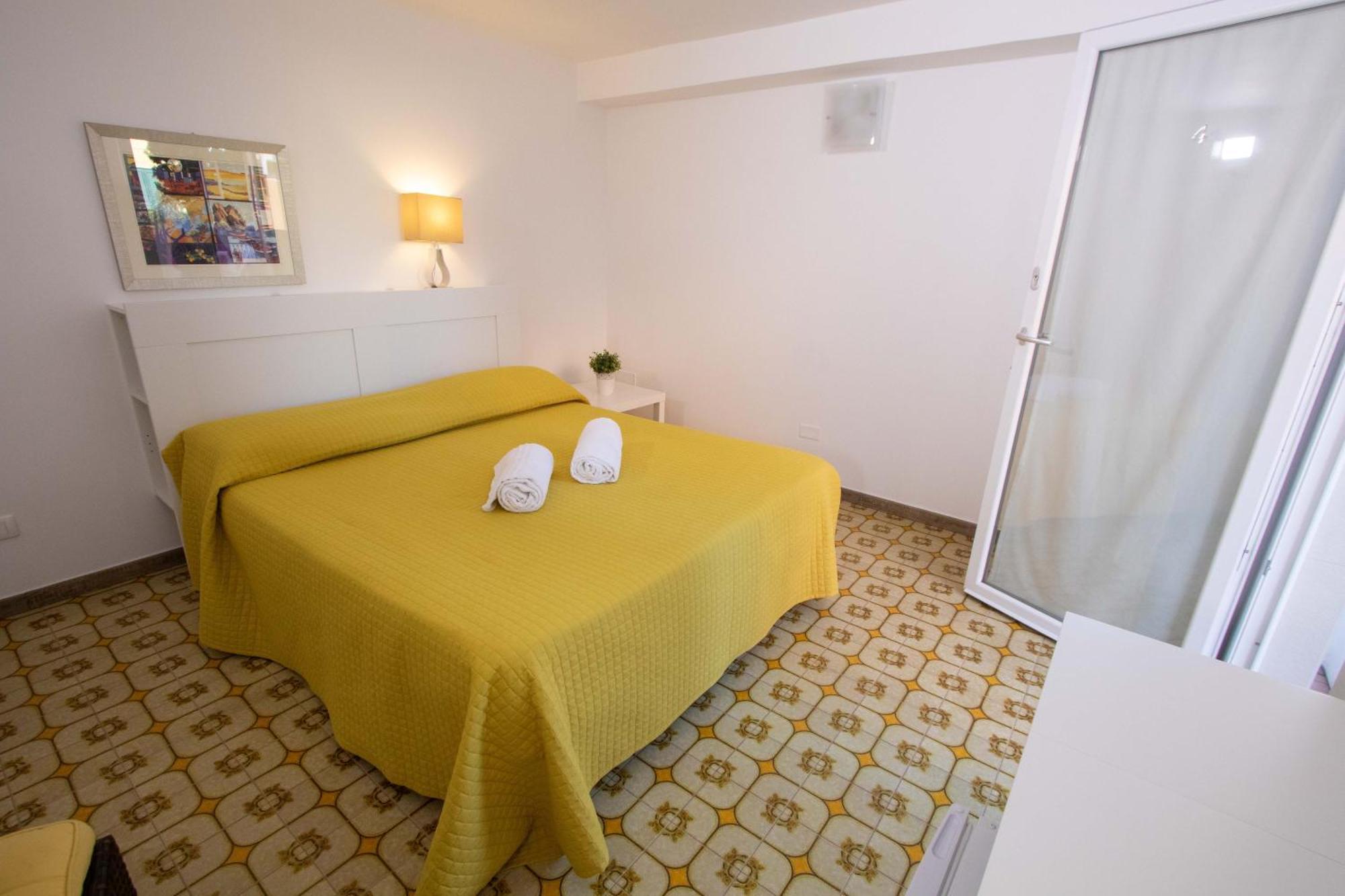 Le Torrette Rooms And Apartments Avola Esterno foto