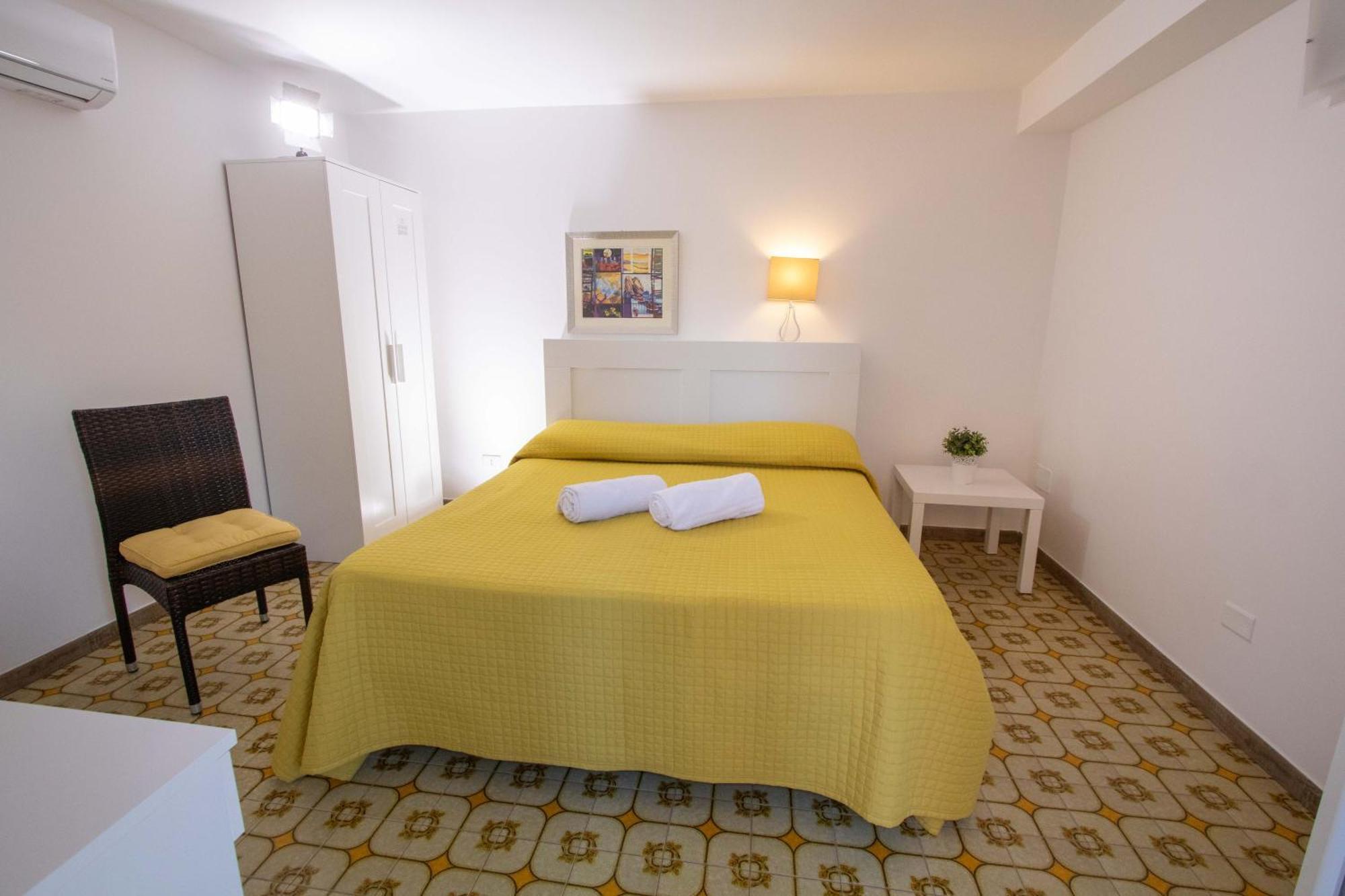 Le Torrette Rooms And Apartments Avola Esterno foto